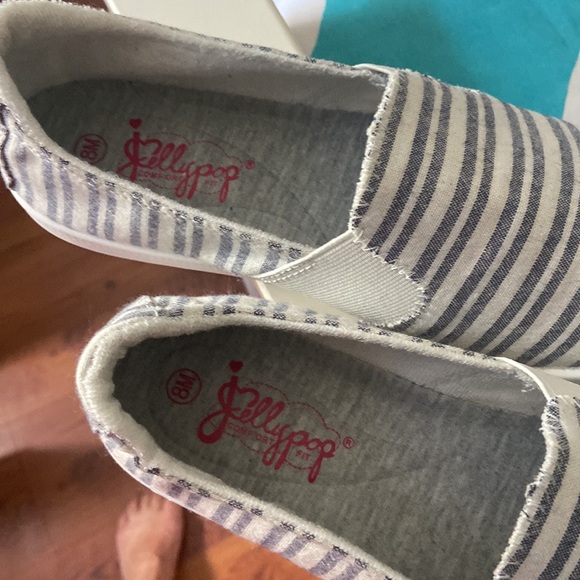 Women’s slip on sneaker. - Picture 3 of 5